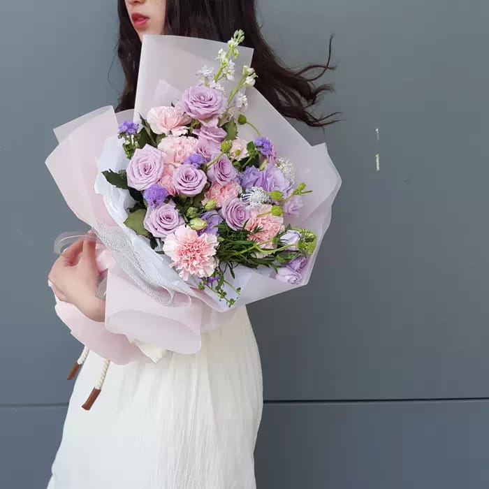 Charming mother (8 carnations, 8 imported roses, alexandrite beads, purple lisianthus, French forget-me-not, musk)